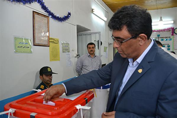 شهردار لاهيجان در روز خلق حماسه سياسي راي خود را در صندوق انداخت